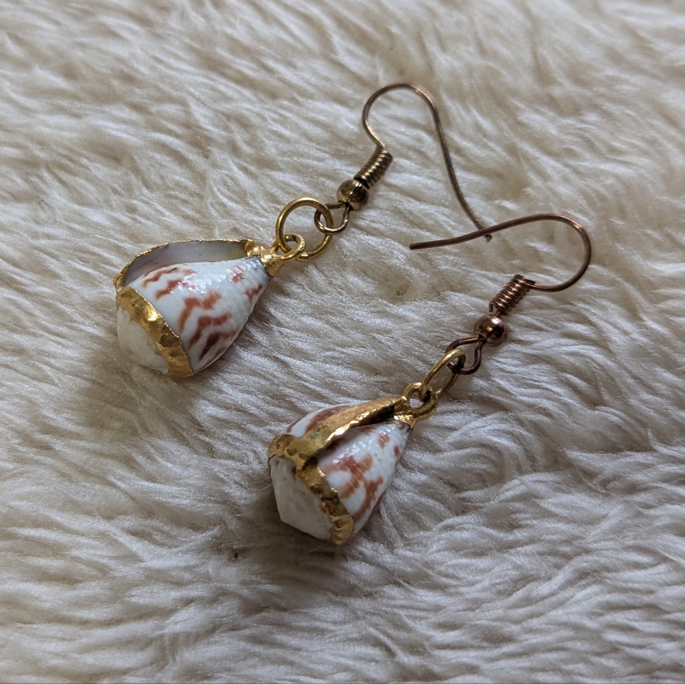 Vintage Small Sea Shell Rimmed With Gold filled Accent Pierced Earrings - Picture 6 of 7